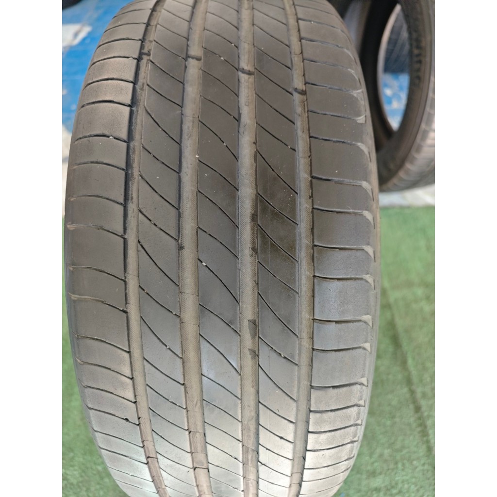 ยางเปอร์เซ็นต์ Michelin  ขนาด 225 50 R18  ยางปี 22  มีแค่ 1 เส้น ราคา 400 บาท