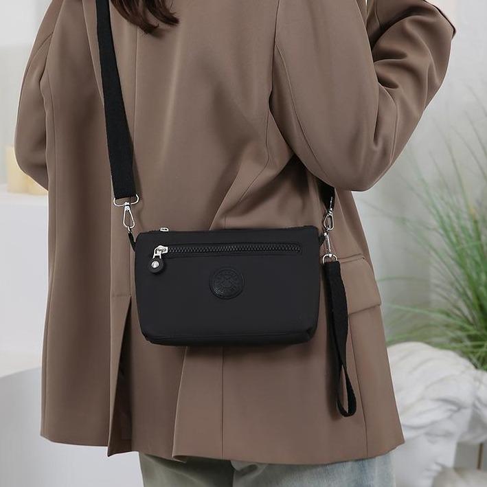 กระเป๋า Clutches ผ้าไนลอน สะพายได้ น้ำหนักเบา ใช้งานง่าย กันละอองน้ำได้ (GC-102)