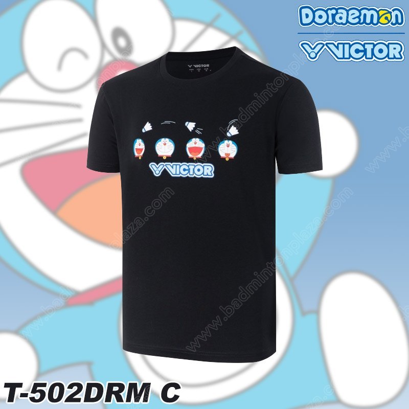 【 ของแท้ 💯% 】เสื้อยืดคอกลมวิคเตอร์ x Doraemon Limited Collection T-502DRM สีดำ (T-502DRM-C)