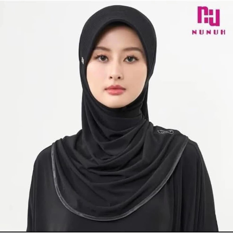 NUNUH CLASSIC ผ้าคลุมฮีญาบแบบสวมสำเร็จคลาสสิค ปัก NU ทรงฟองน้ำตรง