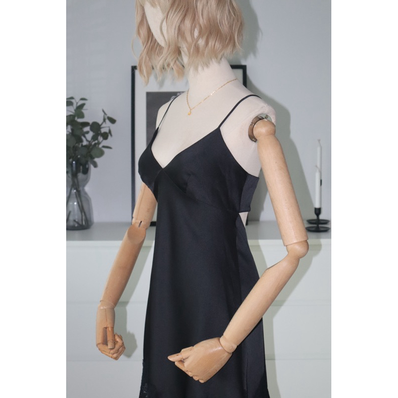 เดรสสั้นสายเดี่ยวสีดำมือสอง แบรนด์ OYSHO SIZE S สภาพดี สวยหรู ดูแพง รูปถ่ายจากสินค้าจริง