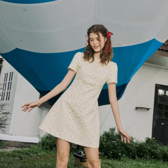 La Mignonne (XS-3XL)Oliver Vance Dress เดรสลายดอกไม้เล็กๆ โทนสีครีม แฝงความน่ารักสดใส ดีเทลเรียบง่ายแต่ดูดี สวมใส่ได้ในท