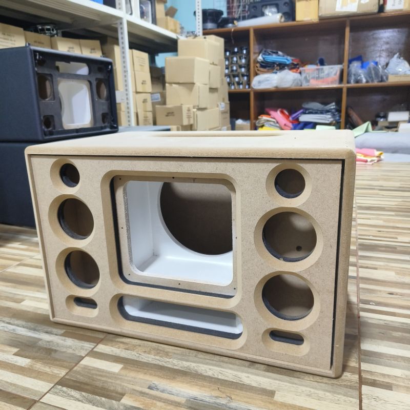 ตู้ลำโพงแบนพาส 8 นิ้วงานดิบเครื่องเสียงกลาง 3 นิ้ว 4 ดอกช่องเสียงแหลม 2 นิ้ว 2 ดอกพร้อมทำสีห้องซับ