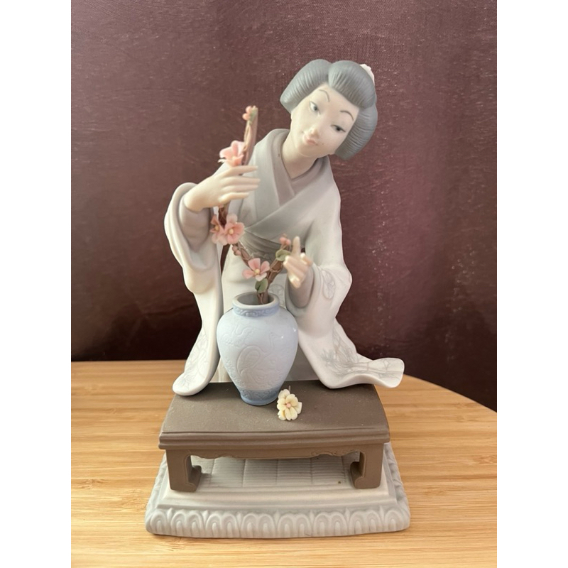 ตุ๊กตา​  #Lladró figurine titled Japanese Girl Decorating, #4840. 