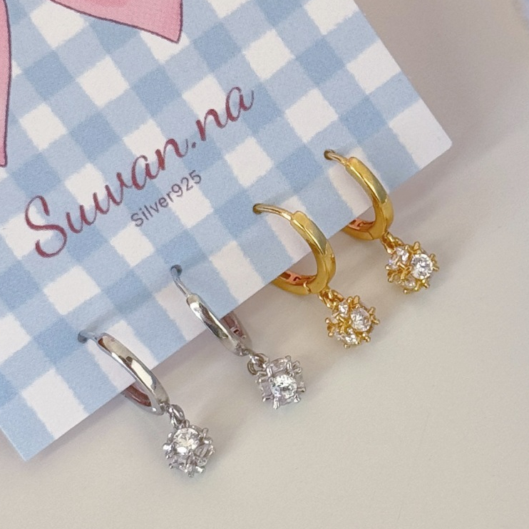ต่างหูห่วงเงินแท้ Suwann.na: สวมใส่สบาย ไม่แพ้ พร้อมห่วงตุ้มเพชรสวยงาม