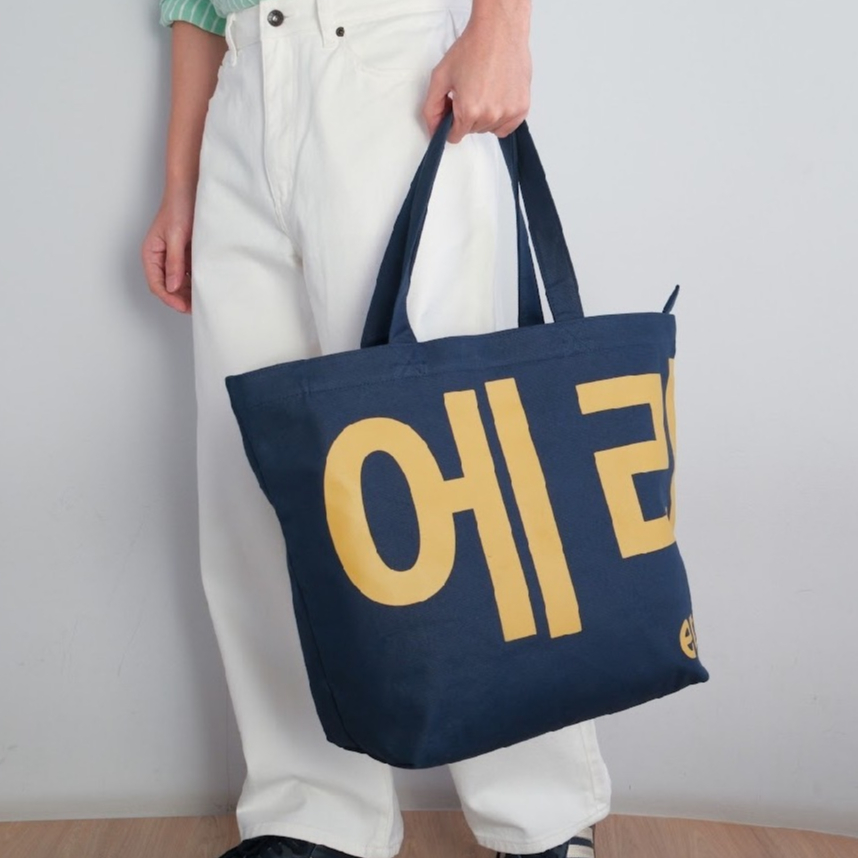 era-won กระเป๋าผ้า Medium Korea Bag (limited edition) KOREA BAG สี Serial indigo (กรมสกรีนเหลือง) มีซิป