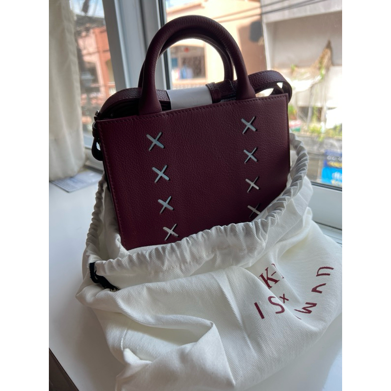 กระเป๋าสะพาย sk2 X Isawan เป็นคลอสอบดี้ได้ ถือได้ พร้อมถุงผ้า