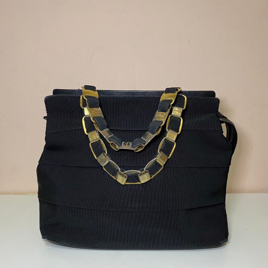 กระเป๋า มือสอง ของแท้ Ferragamo handbag tote bag vara chain black วินเทจ สภาพดี