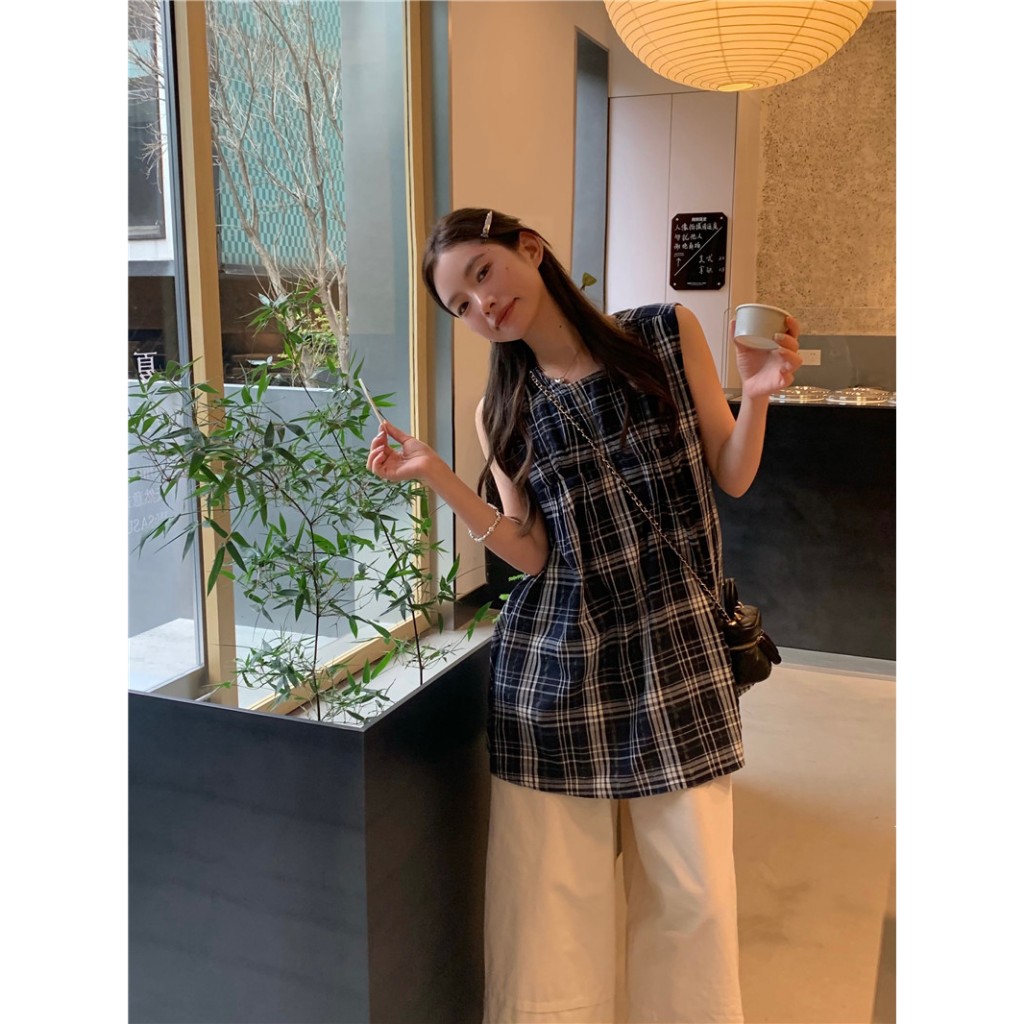 เสื้อแขนกุดสีกรมคอกลมลายสก็อต ติดกระดุมด้านหลังคอ กลางลำตัวจับจีบระบายชาย พรางหุ่น เสื้อเบลาส์ #6613 - รูปที่ 6