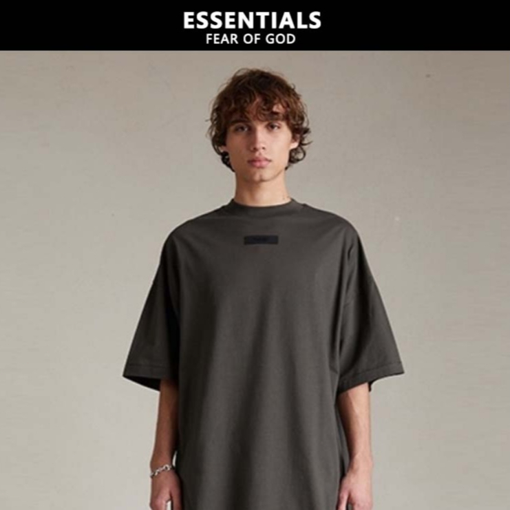 『ESSENTIALS』เสื้อ FEAR OF GOD ESSENTIALS เสื้อยืดแขนสั้นมีป้ายติดหน้าอก SS24