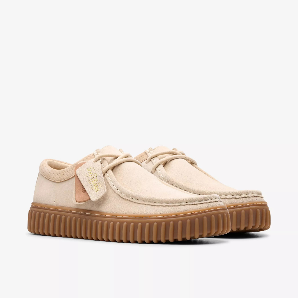 Clarks รุ่น TORHILL LO สี ECRU SUEDE รองเท้าผ้าใบผู้ชาย รองเท้า SNEAKER (รองเท้าสนีกเกอร์) หนังกลับ คุณภาพดี ใส่สบาย