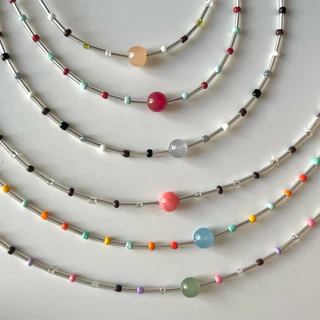ส่งด่วน! tiny candy bead necklace สร้อยคอลูกปัดจี้หินมินิมอล สีน่ารัก สดใส ใส่ไปทะเล | ourweekend.stuff