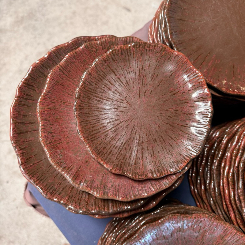 จานเซรามิกลวดลายดอกเบญจมาศ สีRust Brown