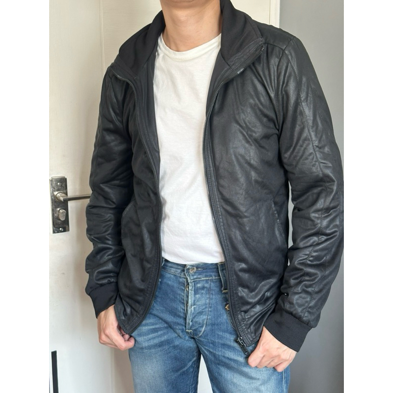 Jacket Zara เป็นผ้าฟีลหนัง