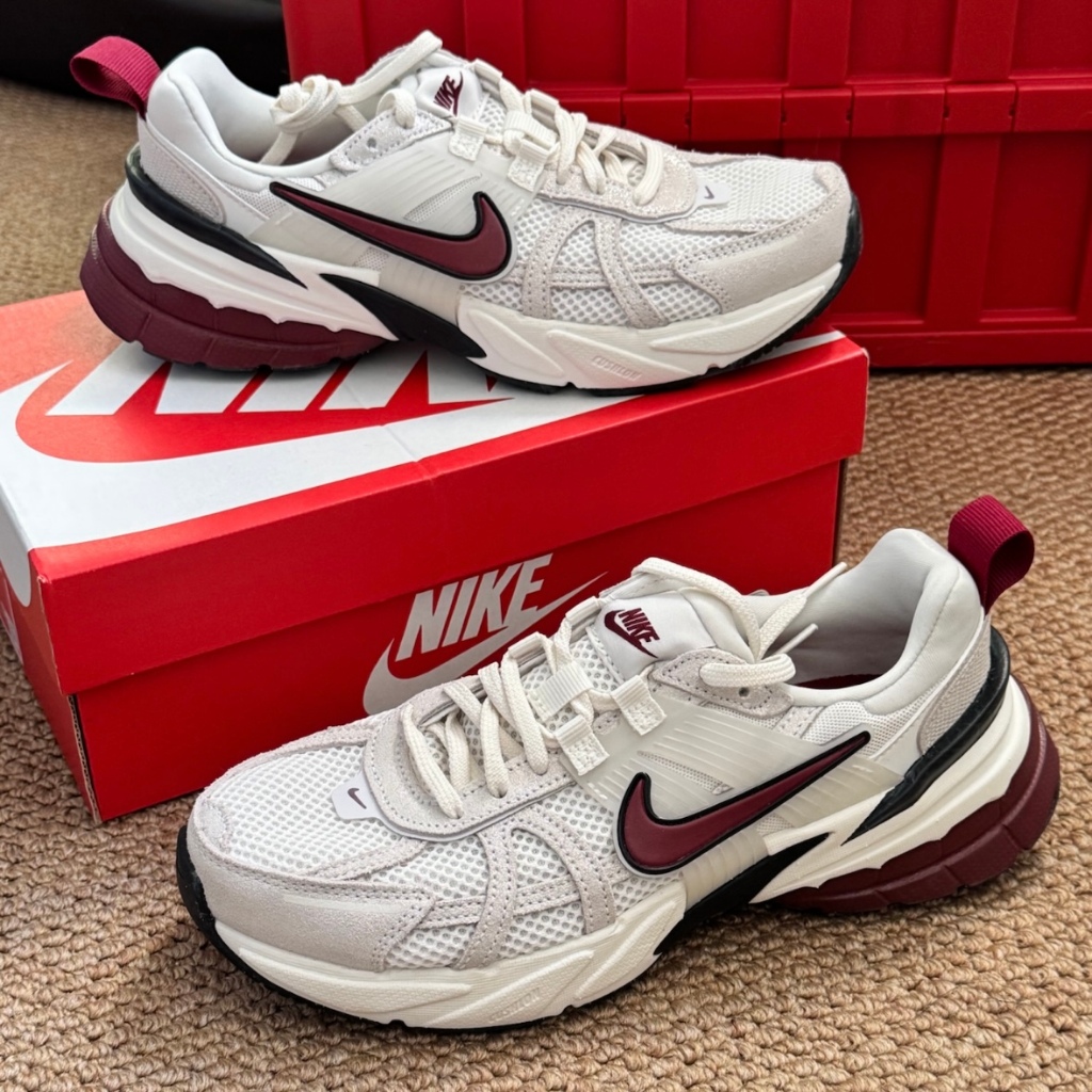รองเท้าผ้าใบ Nike V2K Run Women Sneakers ของแท้100%