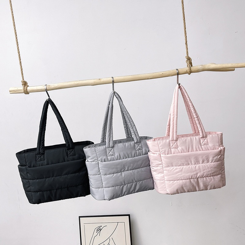สไตล์เกาหลี สุภาพสตรีกระเป๋าสะพายขนาดใหญ่ Tote Bag สําหรับผู้หญิง กระเป๋าเมฆสบาย ๆ สีทึบ สามารถวางบนกระเป๋าเดินทาง
