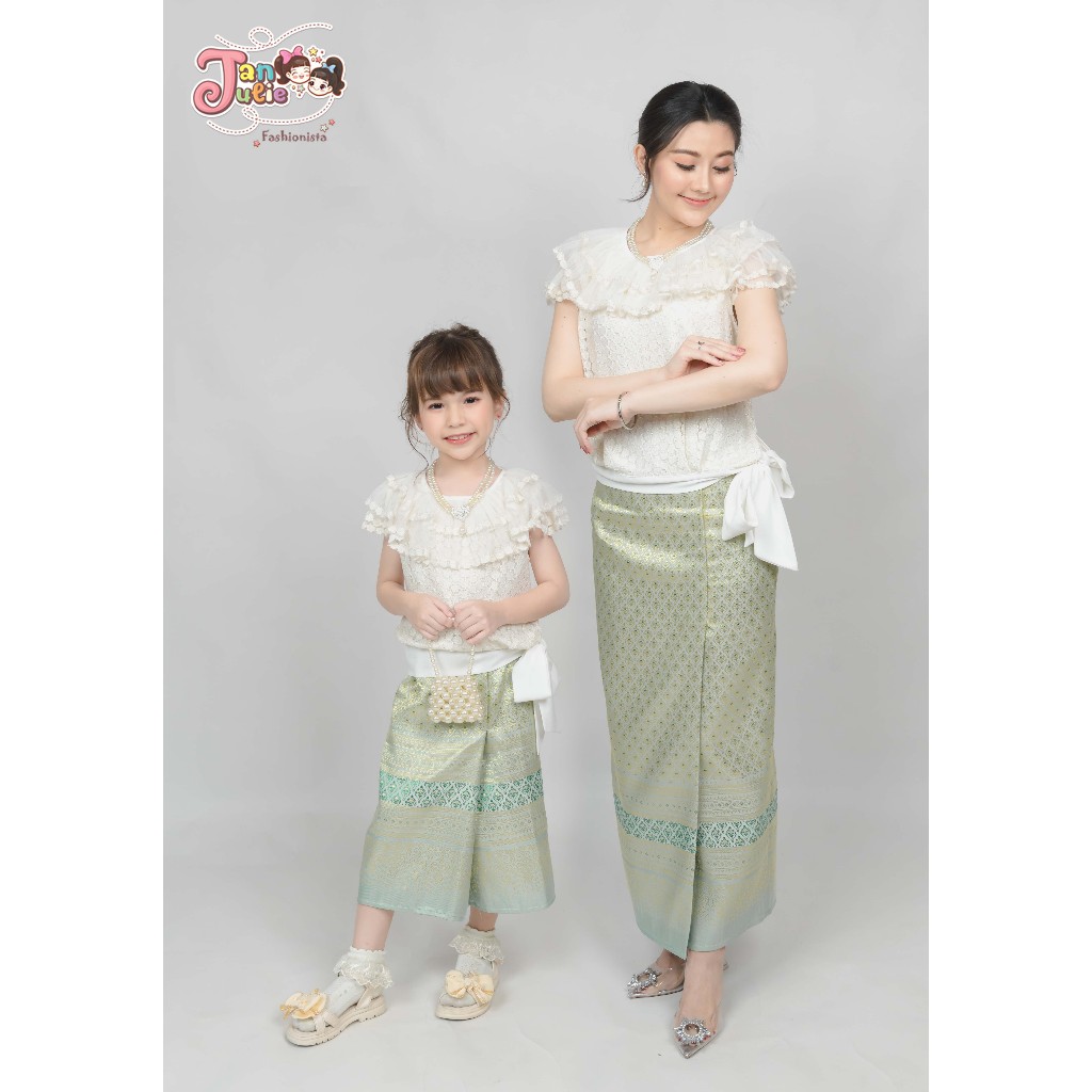 ชุดไทยเด็กและแม่ เสื้อลูกไม้คอระบายผูกโบว์ข้างพร้อมผ้าถุง (เสื้อ J001 ผ้าถุง J019 )