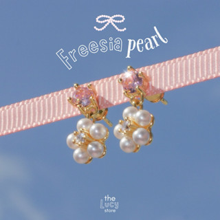 Thelucy Freesia pearl earrings ต่างหูดอกไม้ไข่มุก