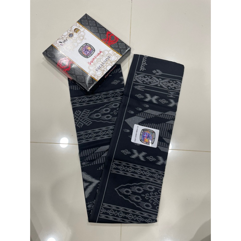ผ้าโสร่งผู้ชาย Gajah Duduk รุ่น EXCLUSIVE สีดำ ลายสวยๆ ผ้านิ่ม ใส่สบาย