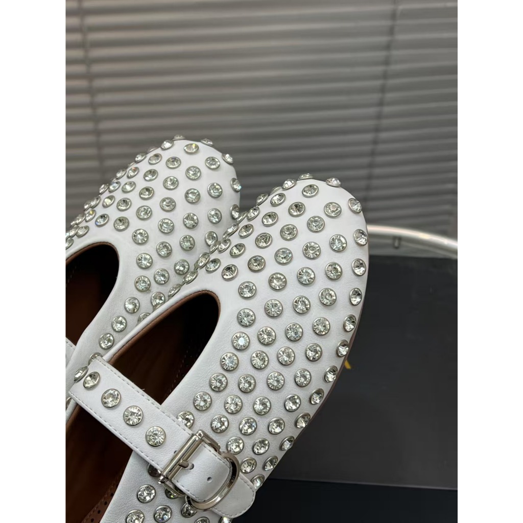 🌸 ALAIA  2025 หนังวัว rhinestone แฟชั่นบุคลิกภาพร้อยนางฟ้าหรูหรารองเท้าแมรี่เจนสำหรับผู้หญิง