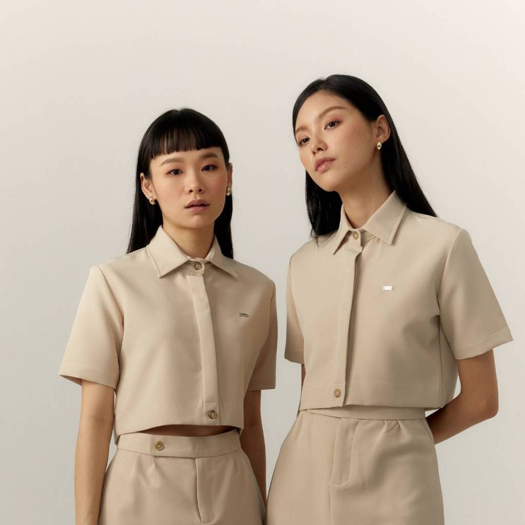 Femininity Cropped Shirt ส่งด่วน+ส่งฟรี เสื้อเชิ้ตทรงครอปคอปกแขนสั้นผ้าไอวี่ นุ่มใส่สบาย ระบายอากาศ มีกิมมิคแผ่นเหล็ก