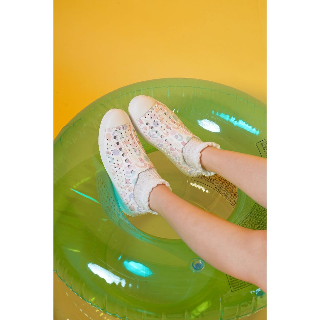 Native รองเท้ากันน้ำผู้ใหญ่ EVA รุ่น Jefferson Wanderfoam Print Shell White/ Shell White/ Wayward Shapes