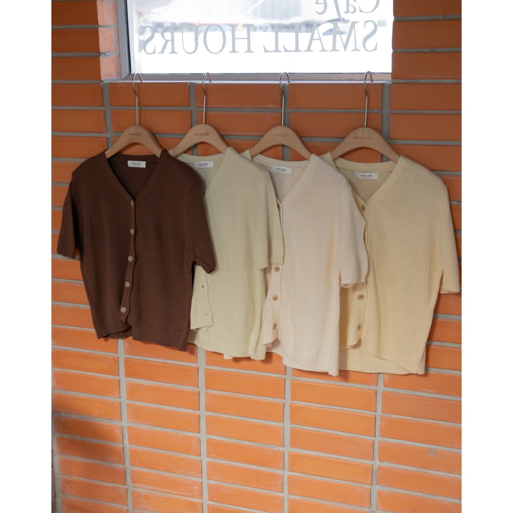 avo pumpkin button tops เสื้อไหมพรมถักโครเชต์เหมาะกับหน้าร้านนี้ที่สุด ดีเทลคอวีใส่แล้วดูโปร่ง เนื้อ