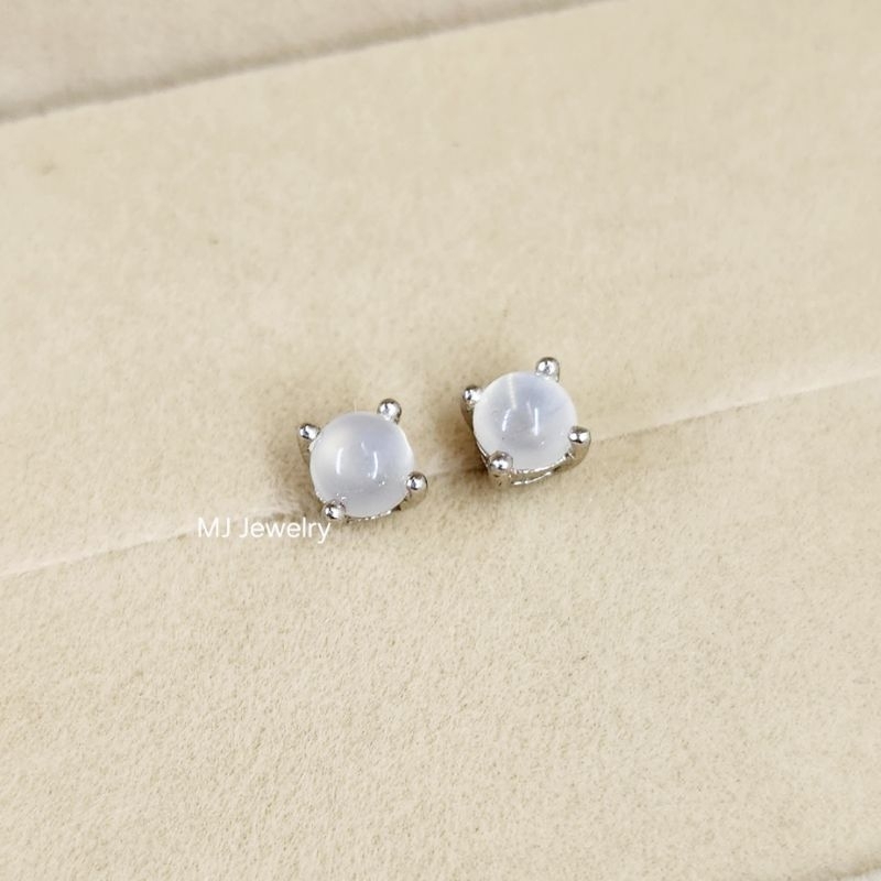 ต่างหูพลอยมุกดาหาร moonstone หลังเบี้ย ขนาด 4 มิล เงินแท้ 925 ทั้งชิ้นไม่คัน จัดส่งพร้อมซองกำมะหยี่และใบรับประกัน