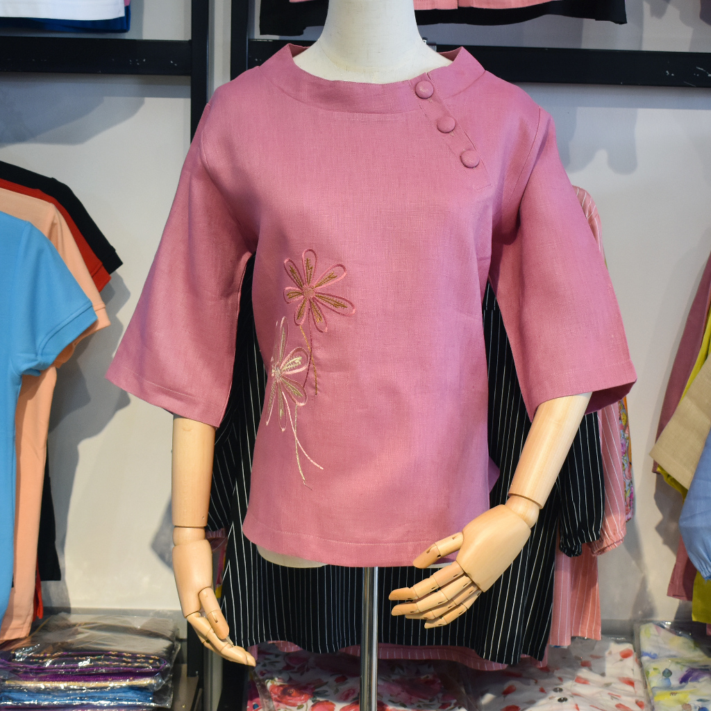 เสื้อลินิน คอจีน กระดุมปาด ปักลายดอกไม้ สีกลับบัว แบรนด์ seven ผ้าลินินแท้ 100% ทรงสวย สวนใส่สบาย