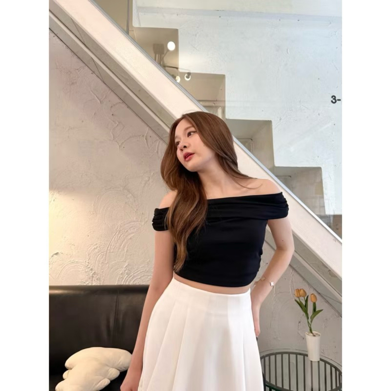 ddarling shop ส่งต่อ (ชอป350฿) Kira top เสื้อครอปปาดไหล่ สีดำ