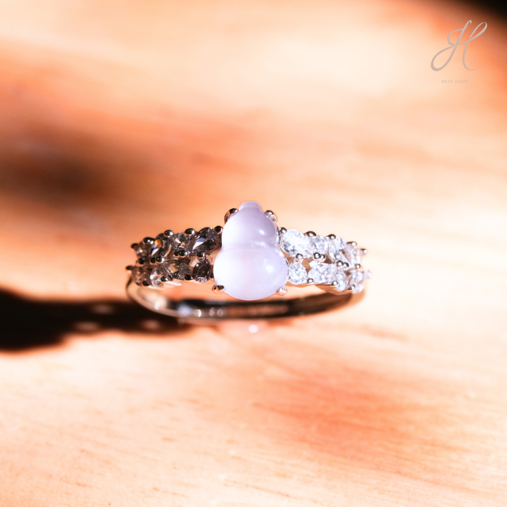 แหวนหยกม่วงแกะสลักลาย "นำเต้า" บ่าข้าง CZ สองแถว-Lavender Jade "Hu Lu" Carved Ring with Double CZ Rows