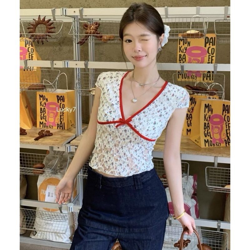 BY IRA (6228) 💥พร้อมส่ง💥 เสื้อครอปแขนสั้นคอวี ติดโบว์ Mini น่ารัก ลวดลายดอกไม้ลูกไม้ เสื้อรัดรูป รัดเอว ตัดขอบ - รูปที่ 5