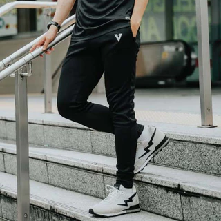 VOLT กางเกงขายาวผู้ชาย รุ่น NEUTRON 001 ESSENTIALS สีดำ ผ้ายืด ระบายอากาศ สำหรับเทรนนิ่งและออกกำลังกาย