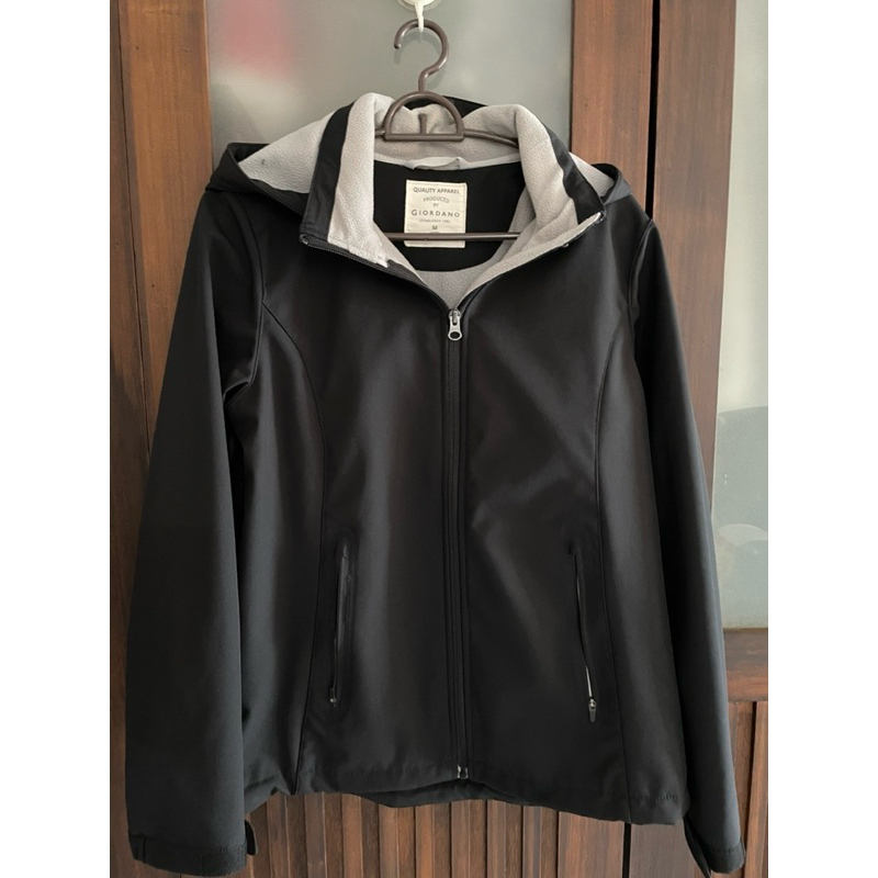 เสื้อกันหนาว giordano size m ผู้หญิง