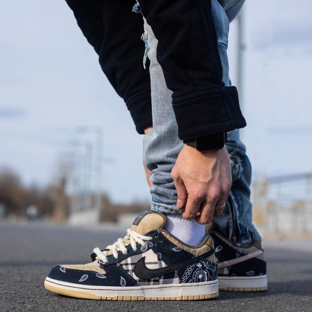 🔥ของแท้ ขายร้อน100%🥇SB Dunk Low "Travis Scott"ชาย หญิงแฟชั่นคู่รักสบายๆ ดอกไม้แคชวี รองเท้าบอร์ด