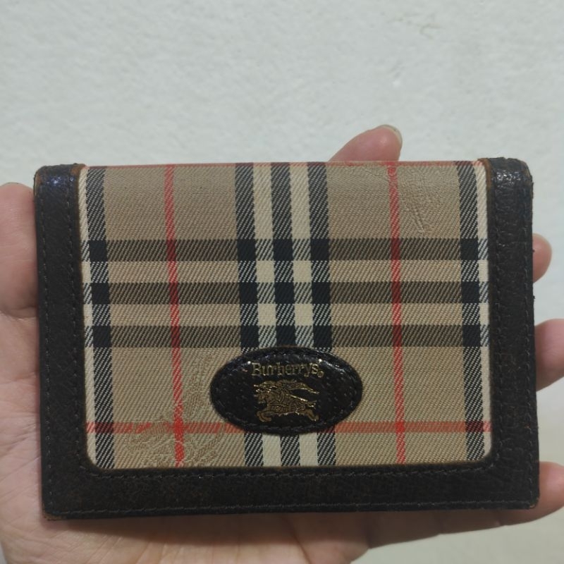 กระเป๋าใส่นามบัตร วินเทจ Burberry มือสอง สภาพยังสวย มีช่องใส่บัตร4ช่อง ตามมุม4ด้าน มีรอยหนังถลอกตามก