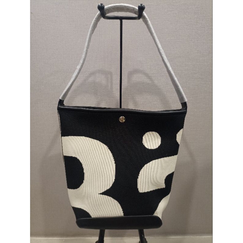 RAIlyกระเป๋าทรงถือและคล้องไหล่ผ้าสีดำอะไหล่เงินปั๊มทุกจุดมือ1 ขนาด11"