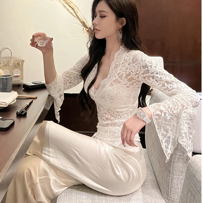 Pure Desire ลูกไม้กลวงออกด้านล่างด้านบนคอวีแขนยาวเสื้อยืดด้านบน