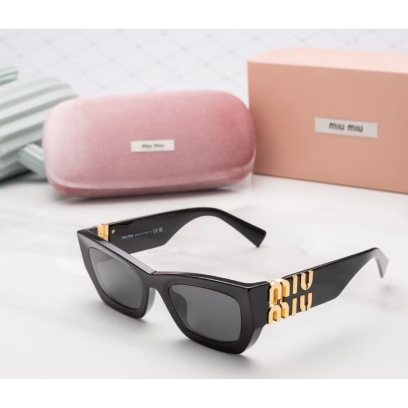 แว่นกันแดดผู้หญิง รุ่น MU 09WS 1AB5S0 53 เลนส์สีดำ มือสอง