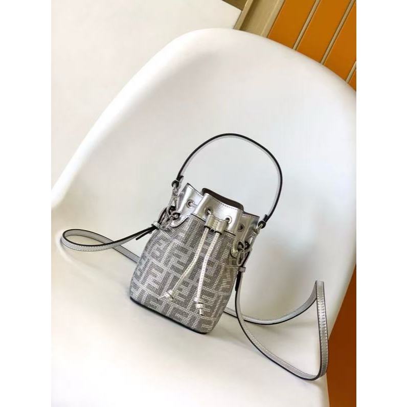 FENDI Mon Tresor กระเป๋าทรงถังหนังลูกวัว กระเป๋าถือสะพายข้าง สีเงิน สำหรับผู้หญิง  277   398