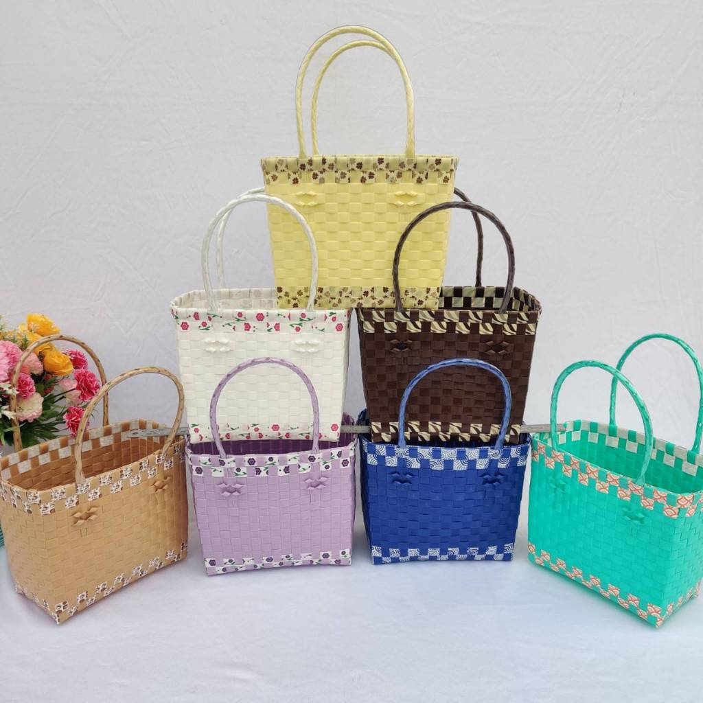 กระเป๋าสานเส้นพลาสติก ทรงสี่เหลี่ยมถือ ลายขอบบนขอบล่าง ขนาดกว้าง13  ยาว22  สูง19 CM ขอบปากกระเป๋า