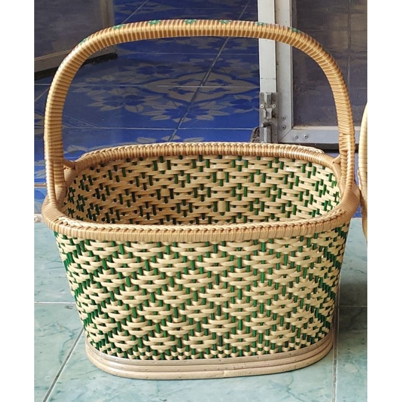 ตะกร้าหวายเทียมลายไทยแดง ม่วง  น้ำตาล เขียว ชมพู คละสีส่งไซส์ Lขนาด11.5x13x7นิ้ว(เลือกสีกรุณาทักแชทแจ้งสีก่อนกดสั่งนะคะ)