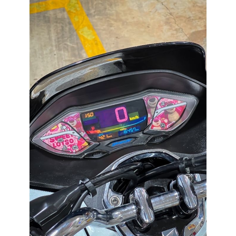 สติ๊กเกอร์ จอLED PCX 2021-2025 สีเข้ม คมชัด ติดง่าย สะดวก ต้องงัดหน้าจอ (เฉพาะสติ๊กเกอร์เท้านั้น) ราคา ถูกที่สุด ดีลบีเคเค แกลเลอรีภาพที่ 2