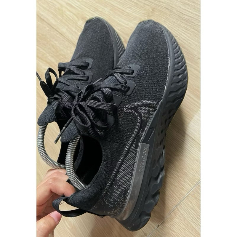 รองเท้าวิ่งมือสองnike43/27cm