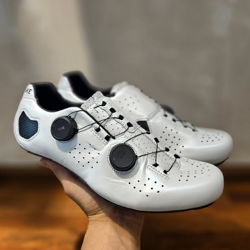 รองเท้าจักรยาน Lake CX333 | หนังจิงโจ้ พื้นคาร์บอนน้ำหนักเบา ระบบ BOA คู่ ปรับกระชับด้วยความร้อน