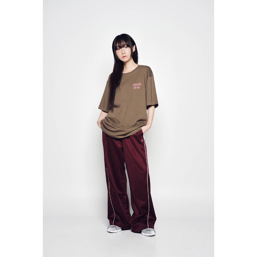 ADLV [acme de la vie] เสื้อยืด Oversize รุ่น Outline Script Logo Short Sleeve T-Shirt Brown