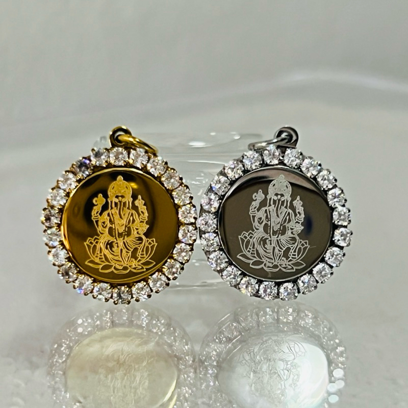 พระพิฆเนศ พระแม่ลักษมี จี้  เสริมฮวงจุ้ย มี 2 สี สีเงินและสีทอง เป็นงาน 18K ขนาด 1.7x2 เซนติเมตร