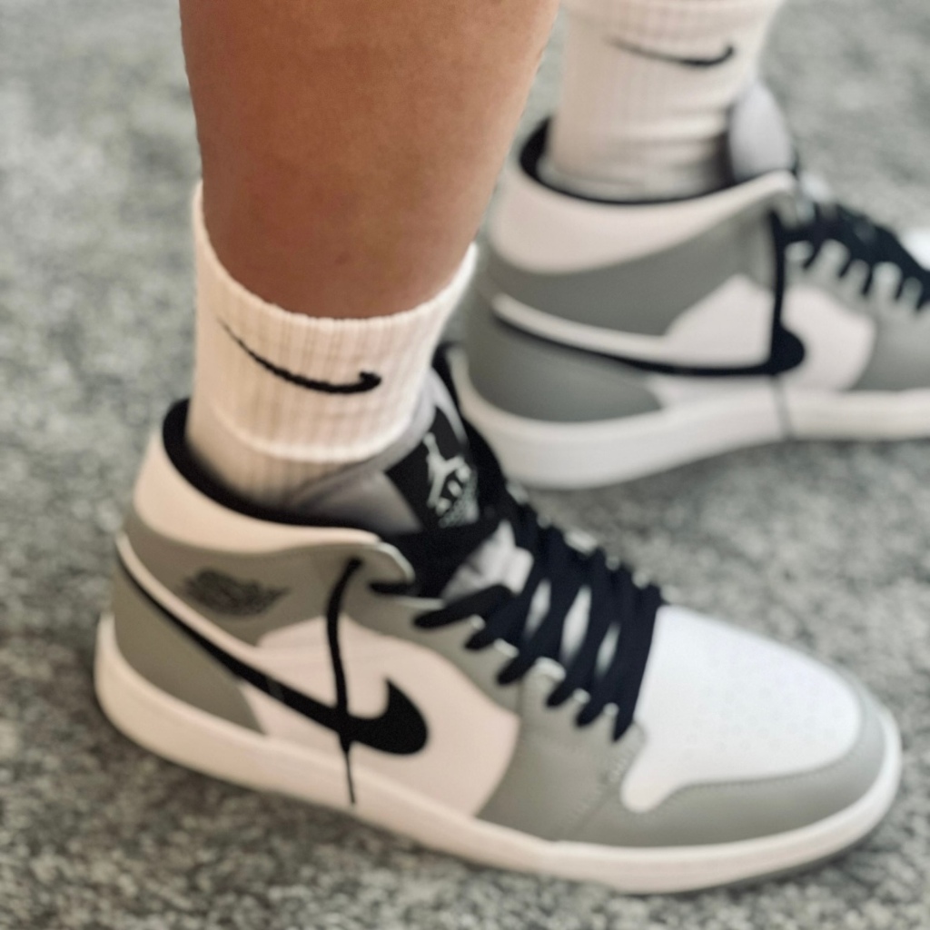 ไนกี้ รองเท้าวิ่ง Nike รองเท้า Air Jordon 1 Low Light “Smoke Grey” รองเท้ากีฬาชายและหญิง รองเท้าผ้าใบ ของแท้ 💯%