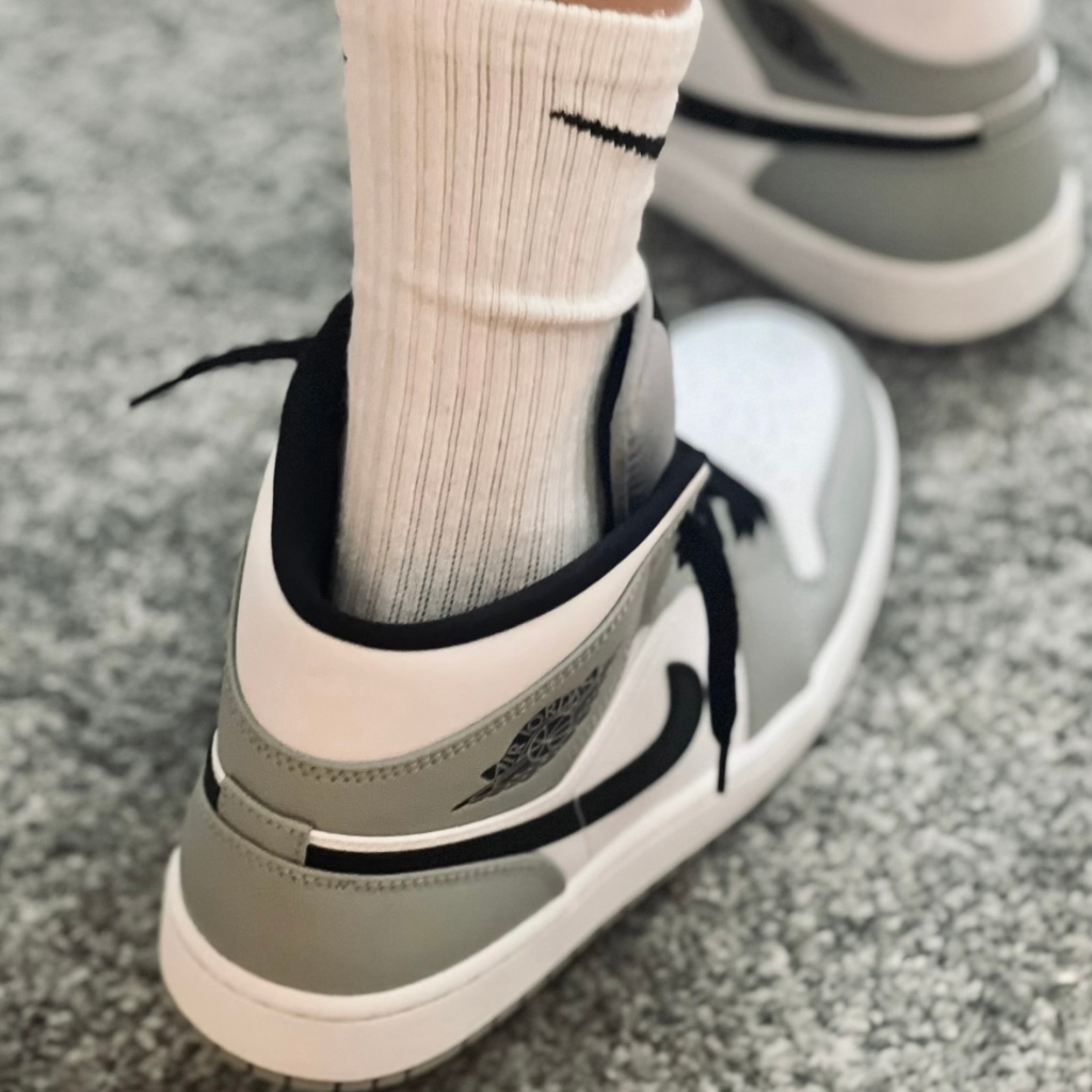 ไนกี้ รองเท้าวิ่ง Nike รองเท้า Air Jordon 1 Low Light “Smoke Grey” รองเท้ากีฬาชายและหญิง รองเท้าผ้าใบ ของแท้ 💯%