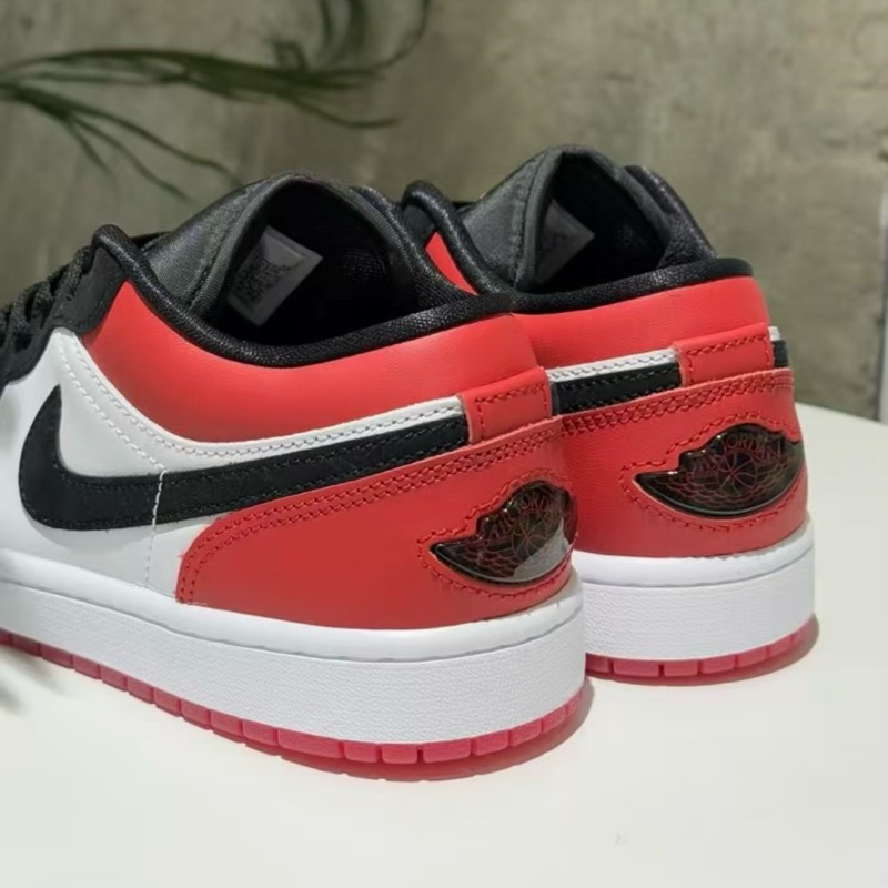 (พร้อมส่ง) Jordan 1 Low SE Black Toe 2025 ของแท้ 100%